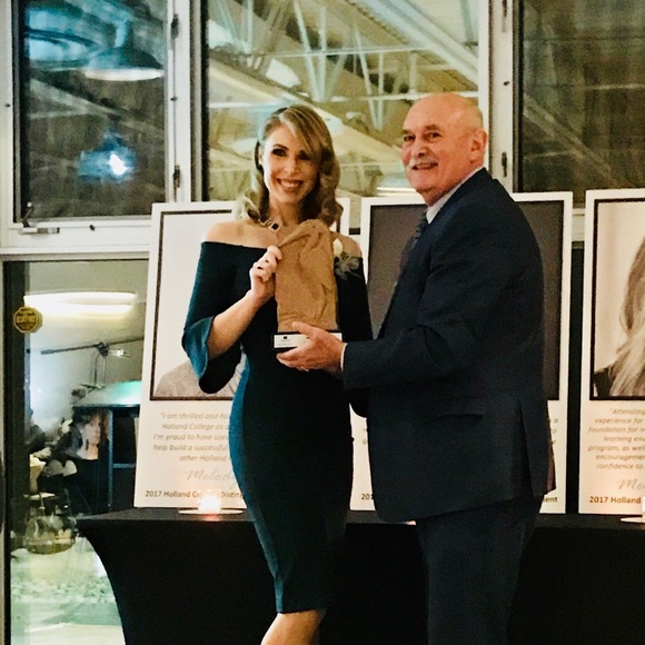 Meet your Posher, Melanie - Picture 3 of 8